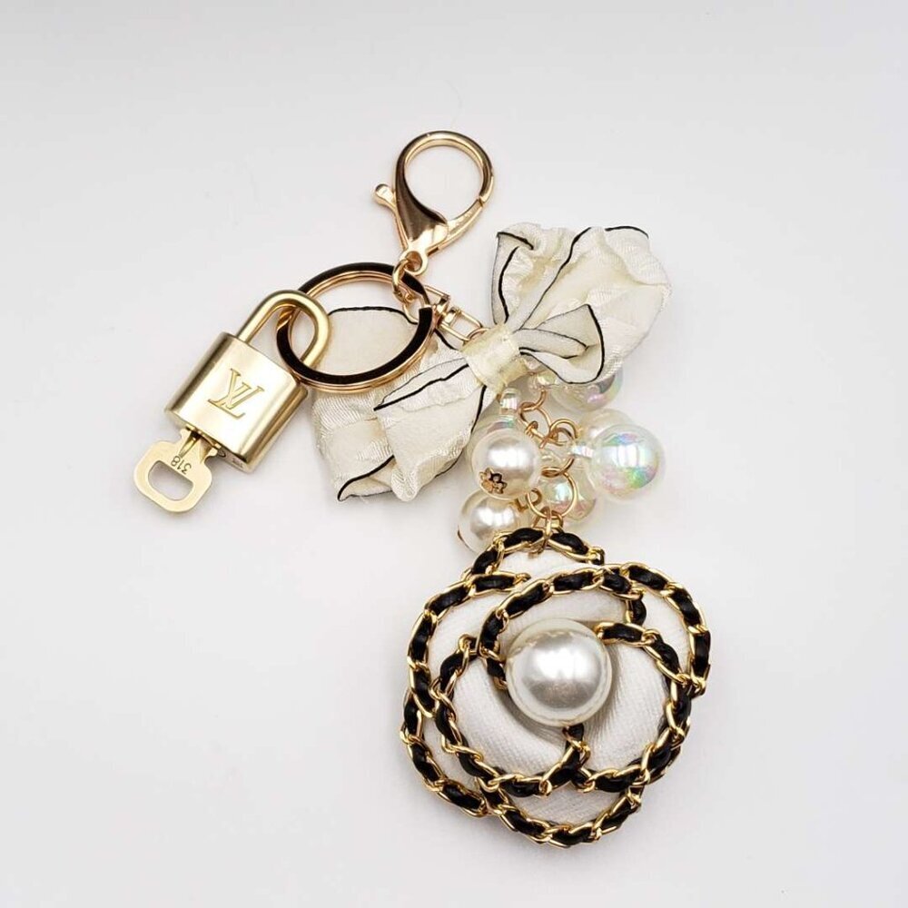 LV Gold Padlock Authentic 🔑 Luxury Bag Charm w/ Unbranded Flower Keychain - Picture 4 of 15